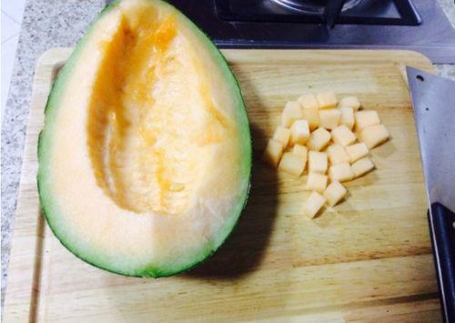 吃哈密瓜拼盘视频,色彩缤纷的夏日美味