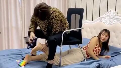 小伙爆料女友不洗脚视频,小伙视频爆料引发热议